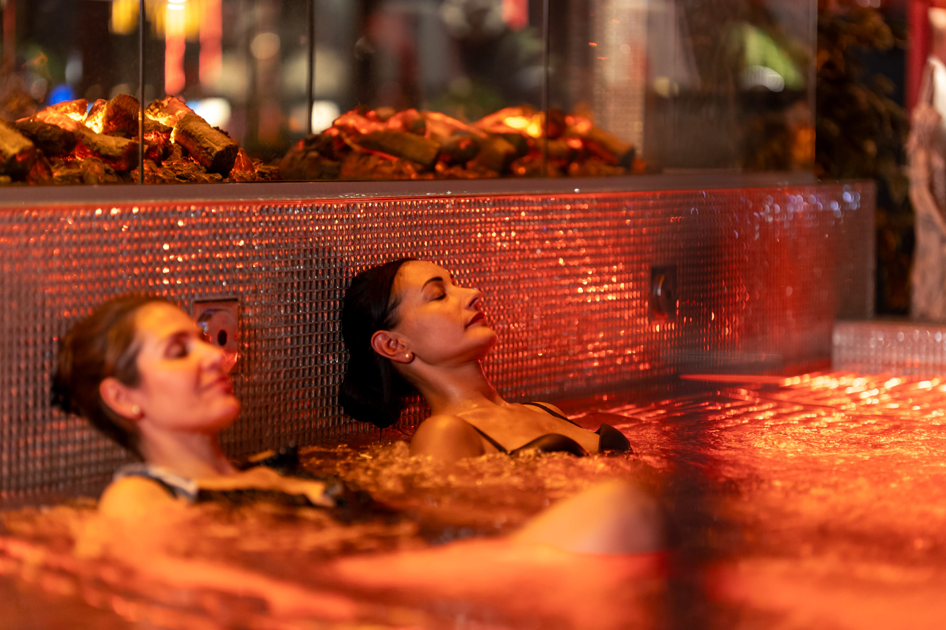 Två gäster kopplar av i poolen i Särö Källa Spa på Säröhus