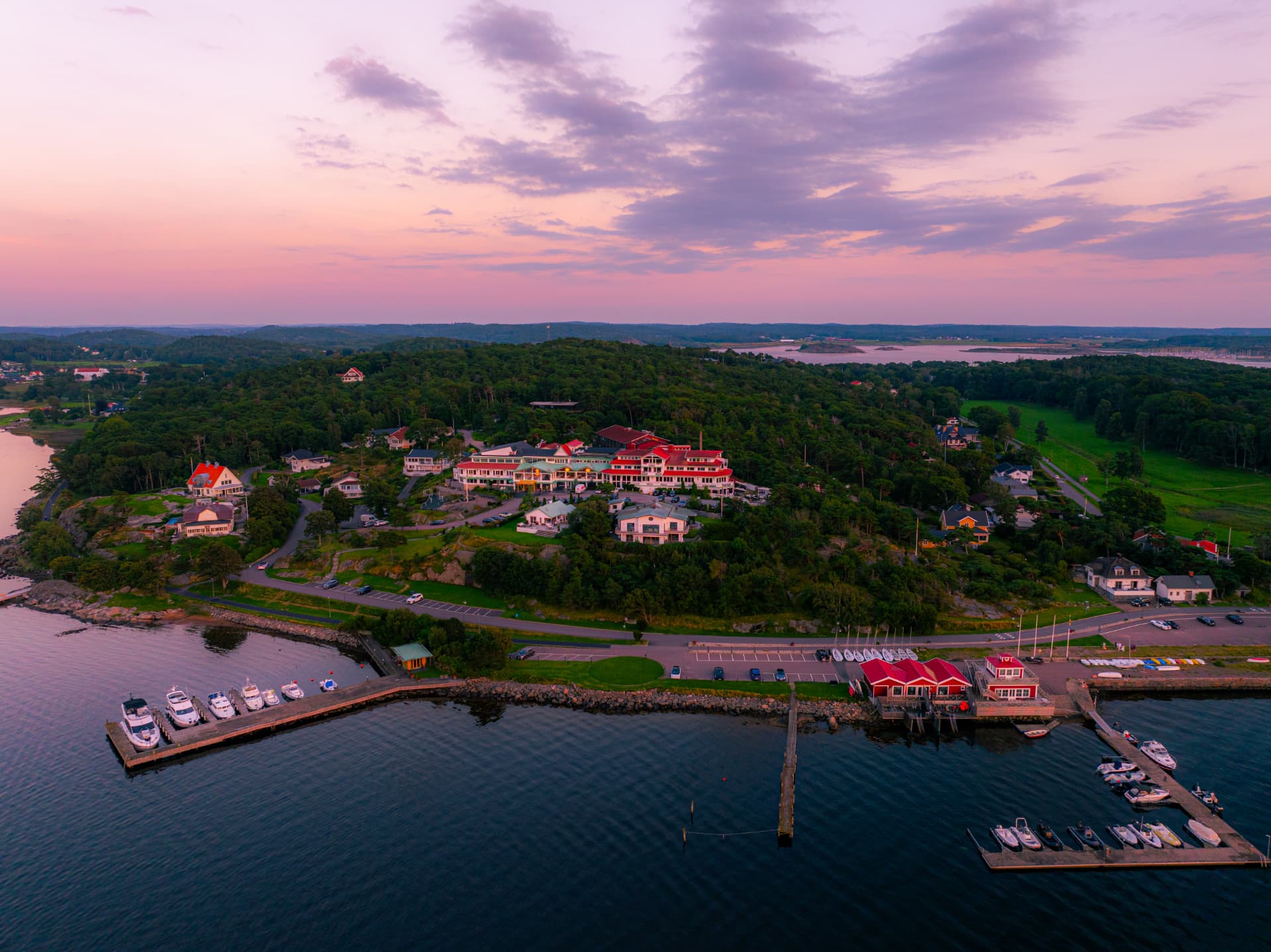 Säröhus Hotell & Spa vid havet i sommarkvällens ljus
